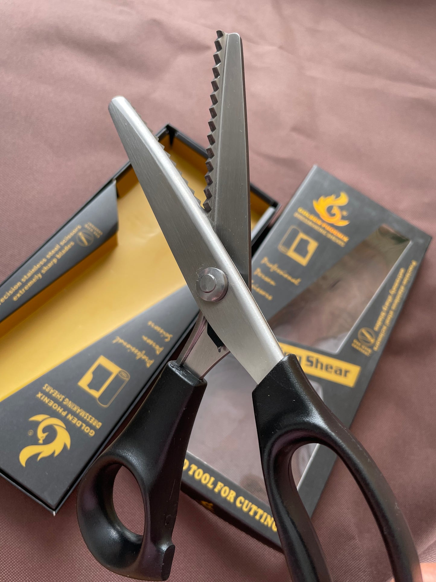 Zigzag cutting scissors