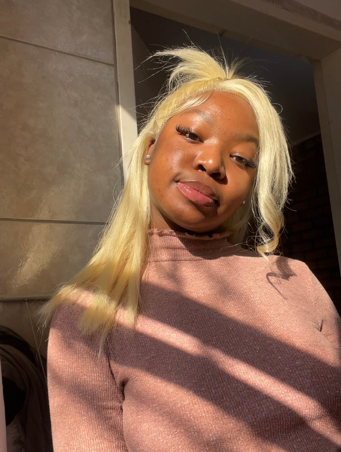 Blonde wig, colour 613, 13x4 lace. High heat resistant synthetic hair.