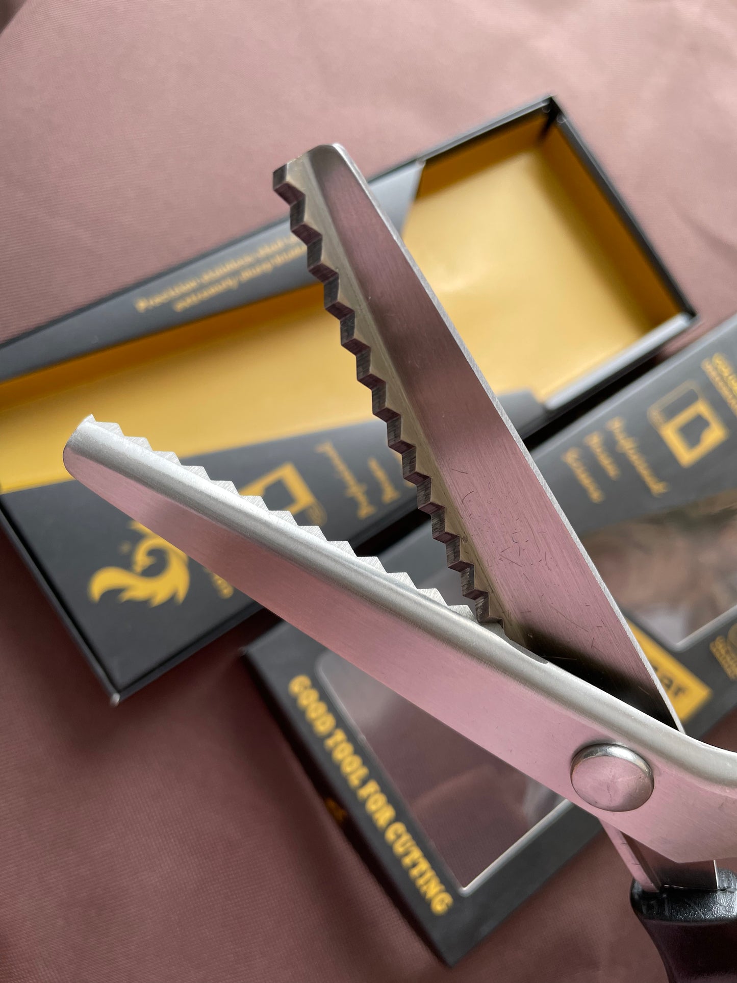 Zigzag cutting scissors