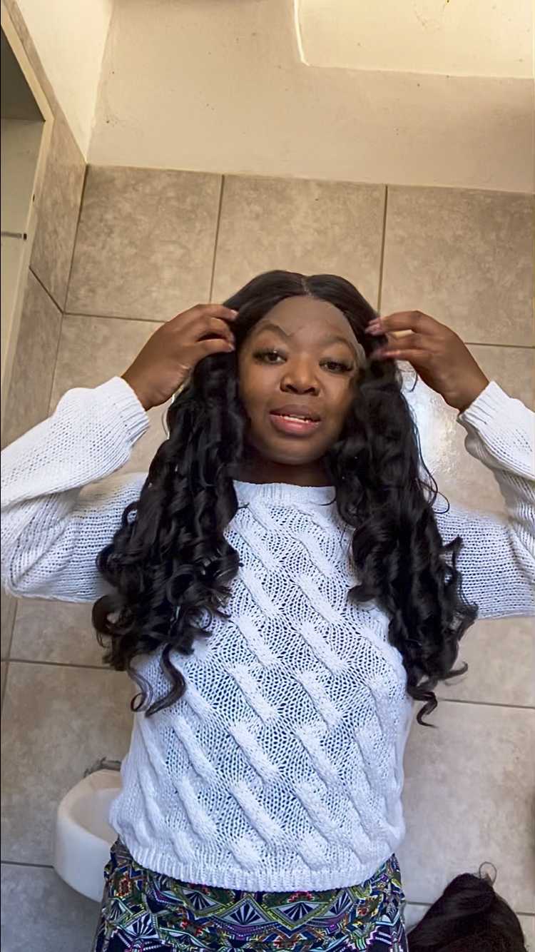 Black wavy wig. 26 inches 5x5 T-lace.