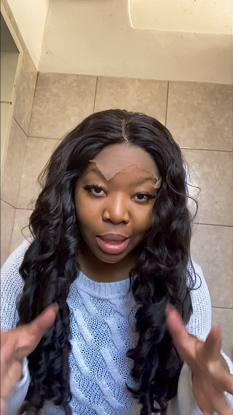 Black wavy wig. 26 inches 5x5 T-lace.